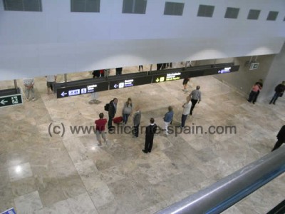 flughafen arrivals ankunft arrival somebody